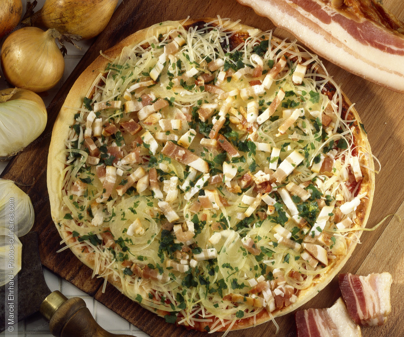 Tarte crue gratin&eacute;e &agrave; la tomate, aux lardons et aux oignons - photo r&eacute;f&eacute;rence TT151.jpg