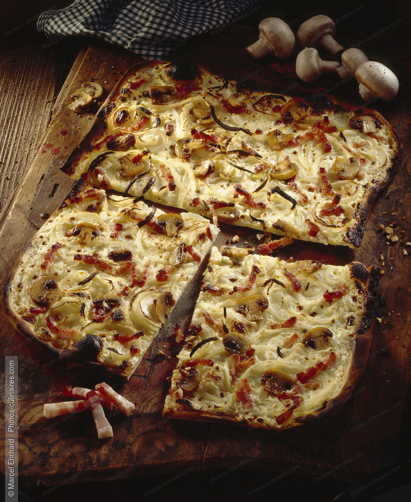 Tarte flamb&eacute;e  aux champignons ou Flammekueche - photo r&eacute;f&eacute;rence TT108.jpg