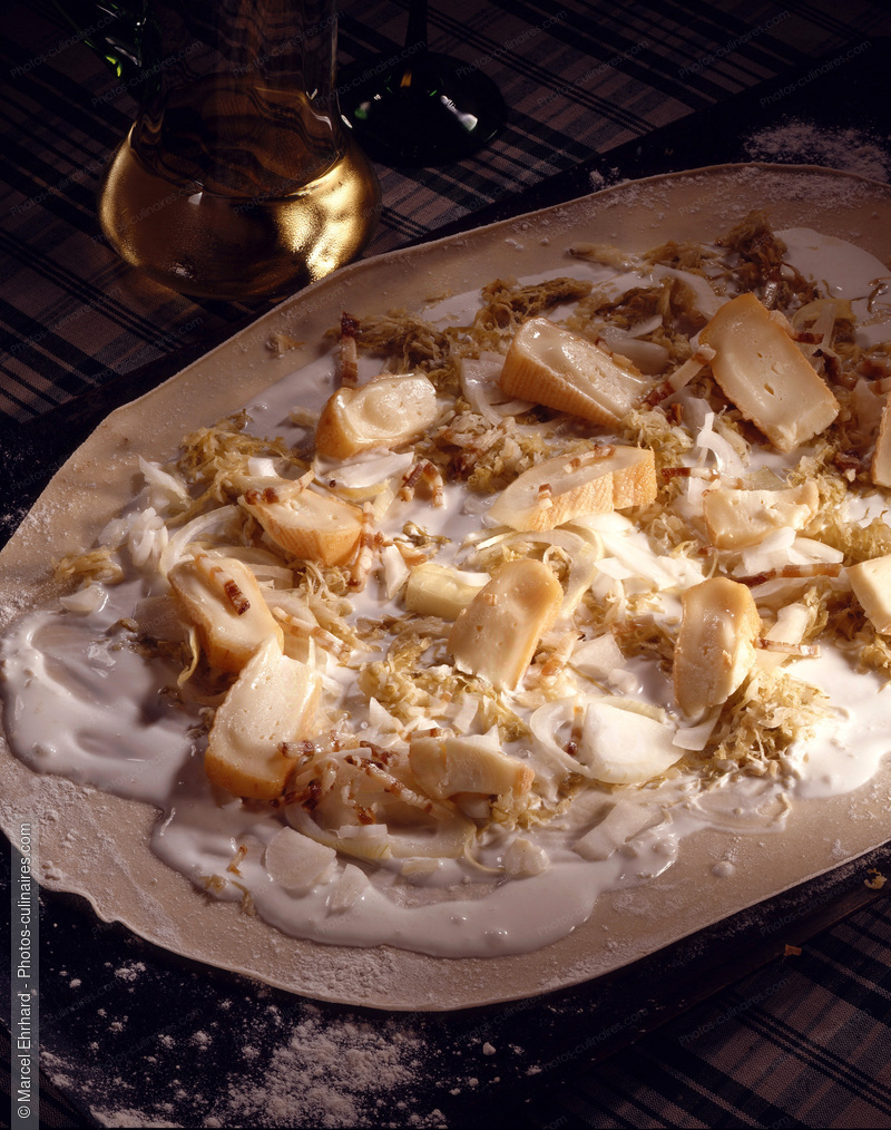 Tarte flamb&eacute;e cru ou "Flammekueche" &agrave; la choucroute et au munster - photo r&eacute;f&eacute;rence FR5.jpg