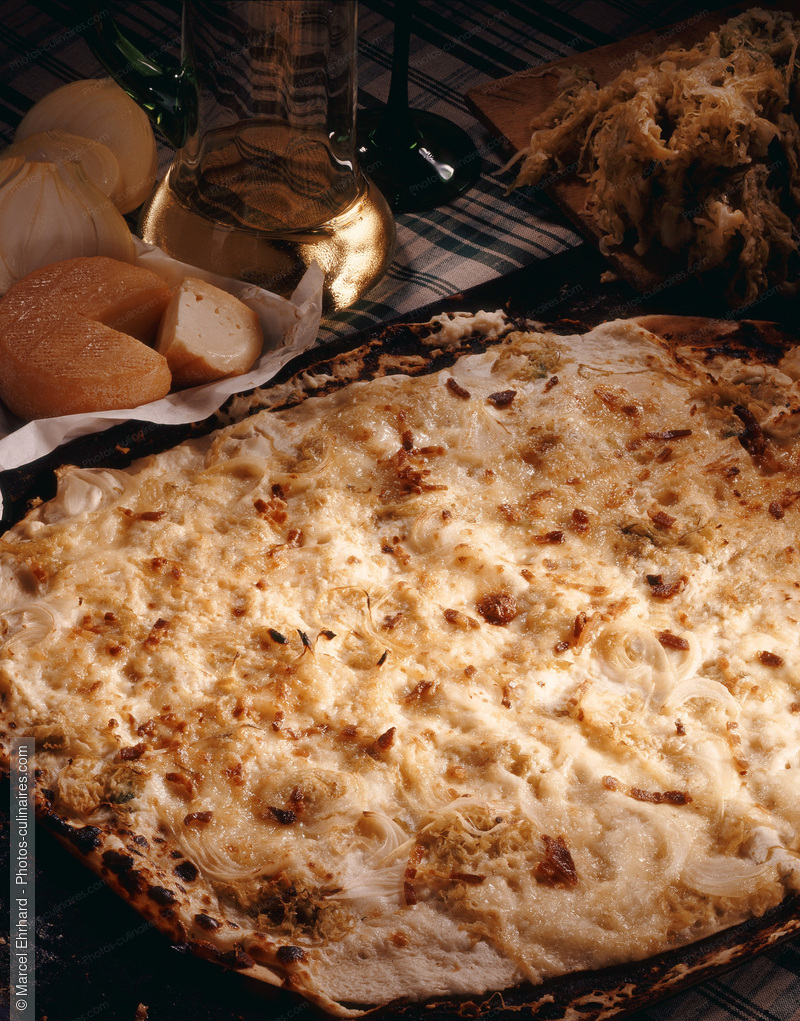 Tarte flamb&eacute;e ou "Flammekueche" &agrave; la choucroute et au munster - photo r&eacute;f&eacute;rence FR6.jpg
