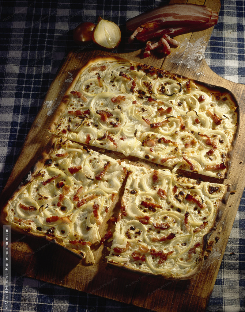 Tarte flamb&eacute;e ou "Flammekueche" - photo r&eacute;f&eacute;rence TT106.jpg