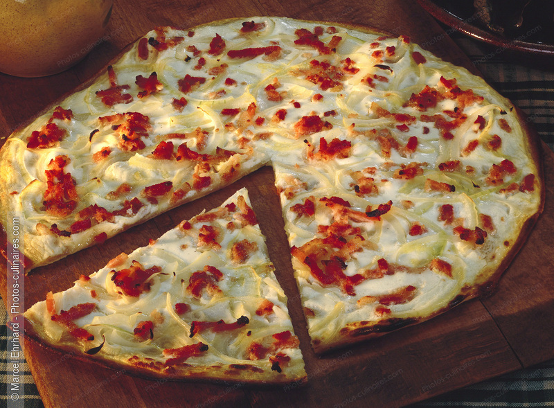Tarte flamb&eacute;e ronde ou Flammekueche - photo r&eacute;f&eacute;rence TT162.jpg