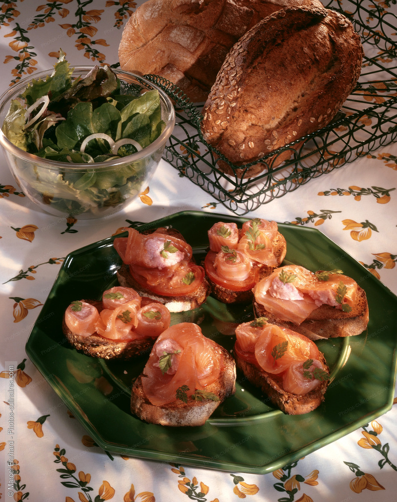 Tartines grill&eacute;es de saumon fum&eacute; au tamara - photo r&eacute;f&eacute;rence PO109.jpg
