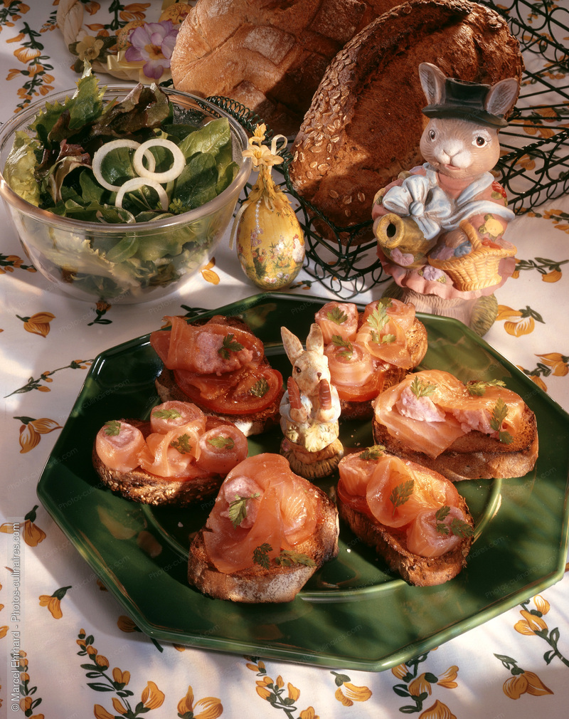 Tartines grill&eacute;s de saumon fum&eacute; au tarama, d&eacute;cors P&acirc;ques - photo r&eacute;f&eacute;rence PO110.jpg