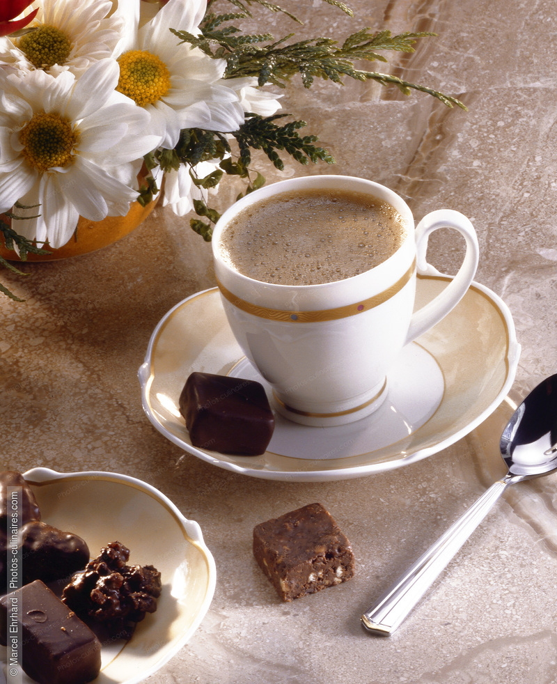 Tasse de café noir et chocolats - photo référence BO130.jpg