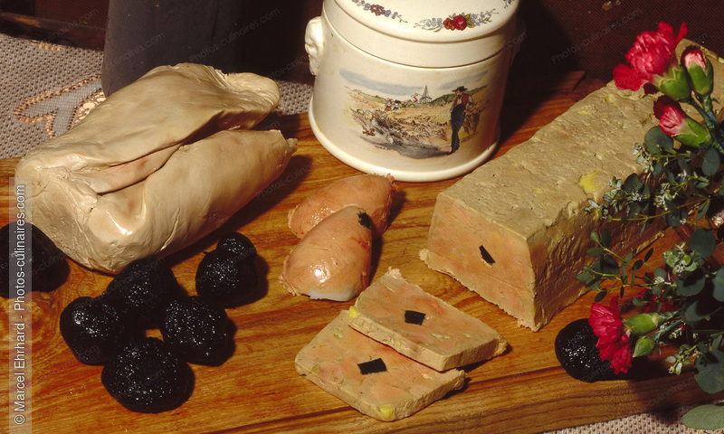 Terrine de foie gras frais truff&eacute; et tranch&eacute; - photo r&eacute;f&eacute;rence FG73.jpg