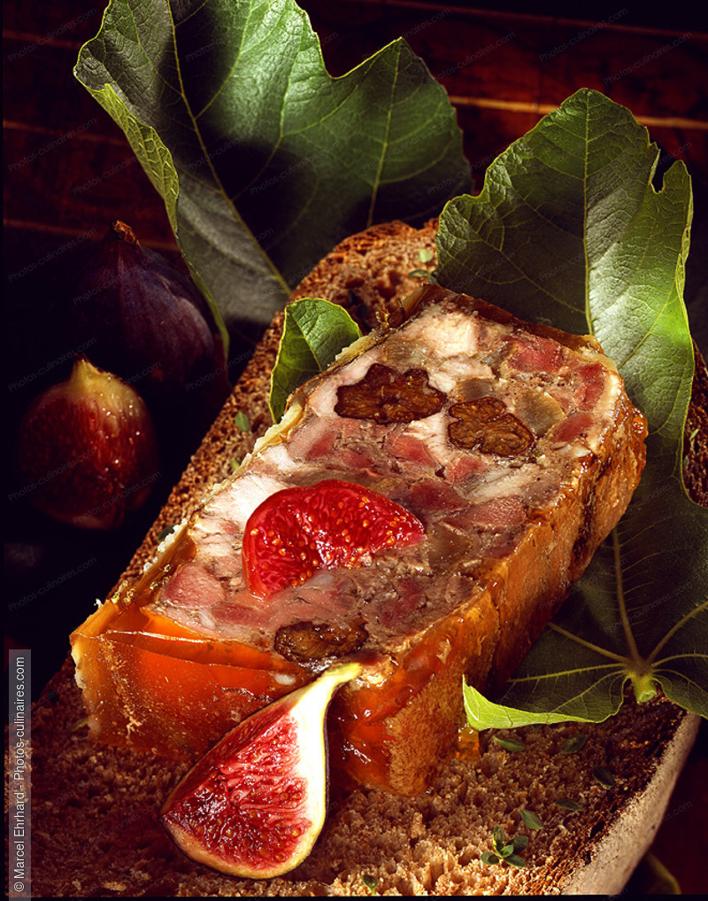 Terrine de viande tranch&eacute;e aux figues sur pain paysan - photo r&eacute;f&eacute;rence CH58.jpg
