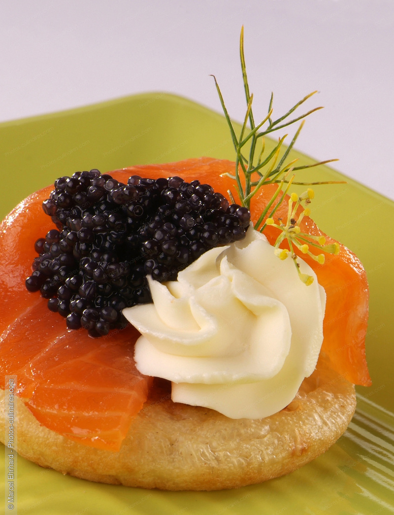 Toast  au saumon, oeufs de hareng et cr&egrave;me - photo r&eacute;f&eacute;rence AB48N.jpg
