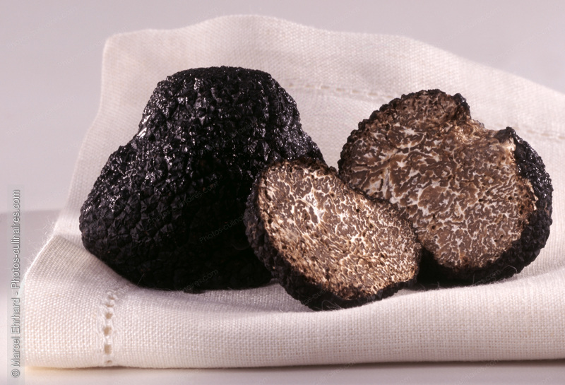 Truffe et truffe tranch&eacute;e - photo r&eacute;f&eacute;rence LE75.jpg