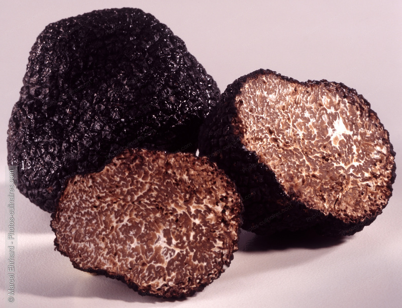 Truffes enti&egrave;res et truffes coup&eacute;es - photo r&eacute;f&eacute;rence LE76.jpg