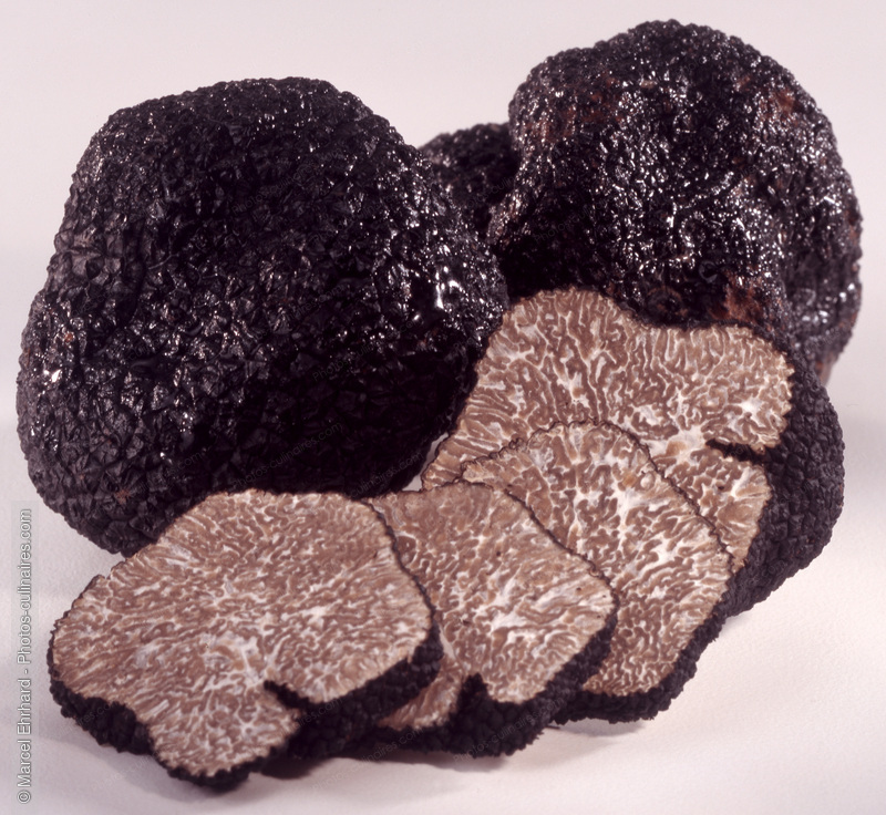 Truffes et truffes coup&eacute;es - photo r&eacute;f&eacute;rence LE73.jpg