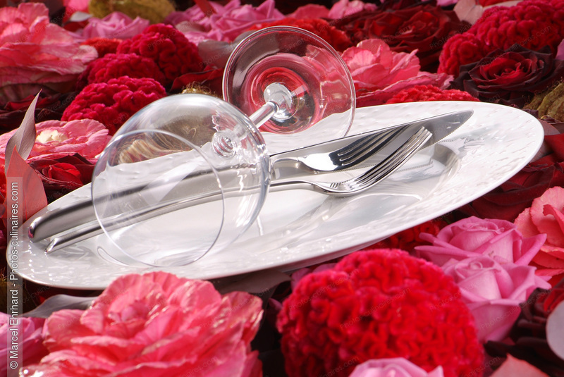 verre couvert et assiette posés sur des fleurs - photo référence AT32N.jpg