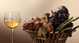 Verre de vin blanc d'Alsace et coupe de fruits