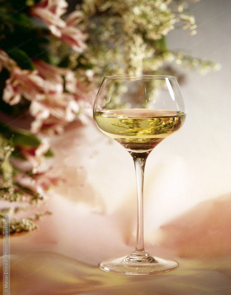 Verre de vin blanc et fleurs - photo r&eacute;f&eacute;rence BO77.jpg