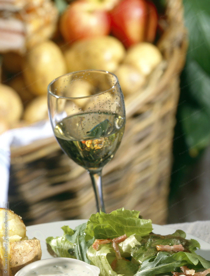 Verre de vin blanc et panier - photo r&eacute;f&eacute;rence BO83.jpg