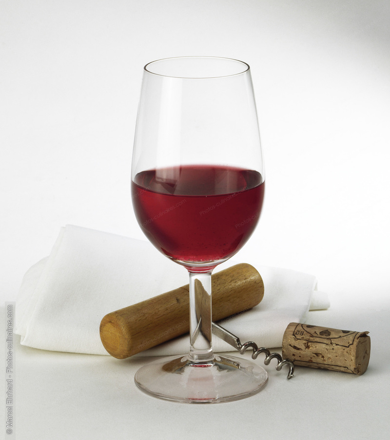 Verre de vin rouge avec tire bouchon - photo référence BO288.jpg
