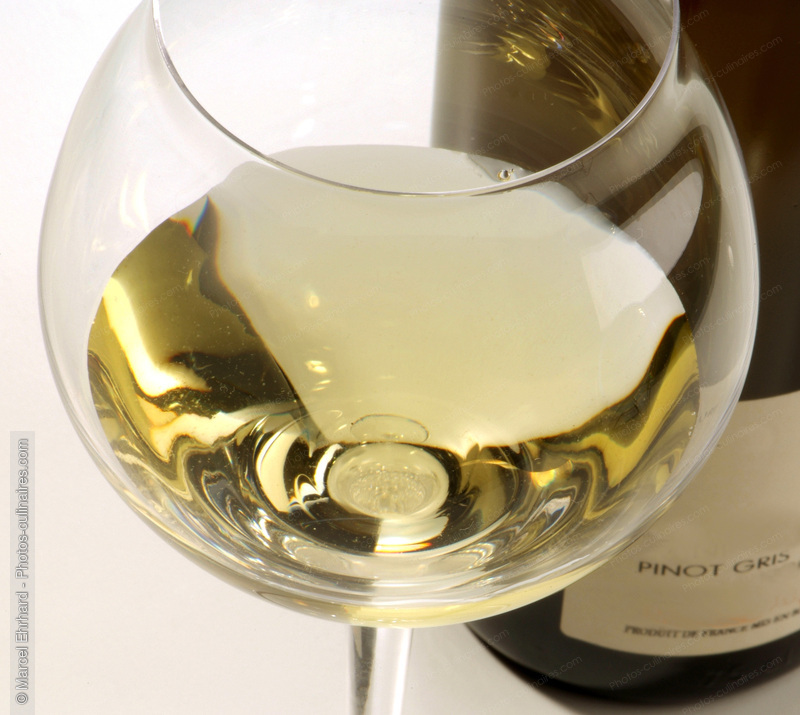 Verre et bouteille de vin blanc d'alsace - photo r&eacute;f&eacute;rence BO204N.jpg