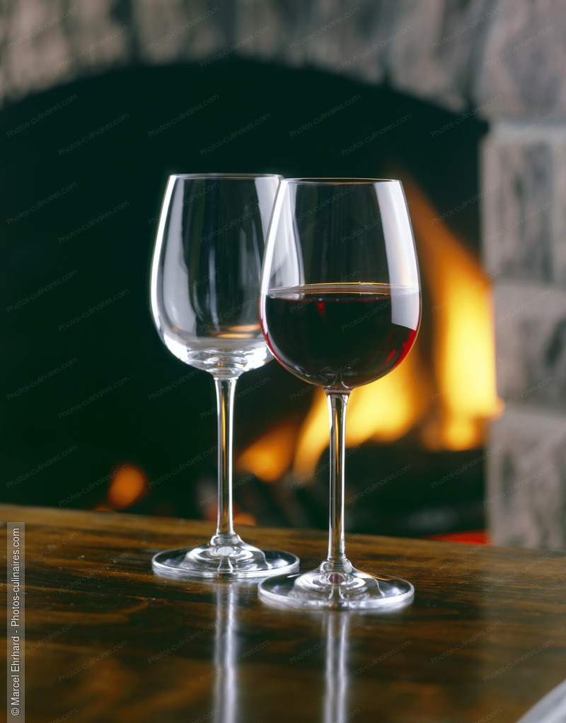 Verres de vin devant une chemin&eacute;e - photo r&eacute;f&eacute;rence BO76.jpg