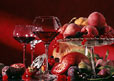 Verres de vin rouge et coupe de fruits