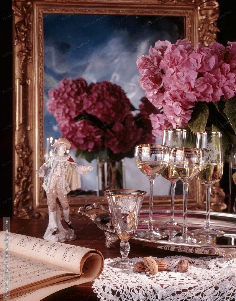 Verres de vin sur une commode - photo r&eacute;f&eacute;rence BO8.jpg
