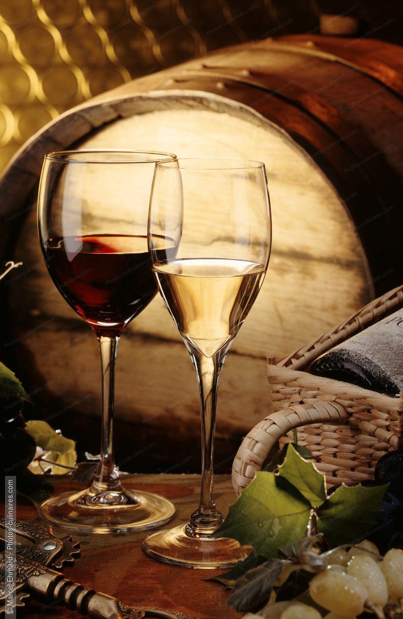 Verres de vins en ambiance dans une cave - photo référence BO25.jpg
